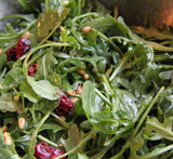 salat med ruccola og pinjekjerner