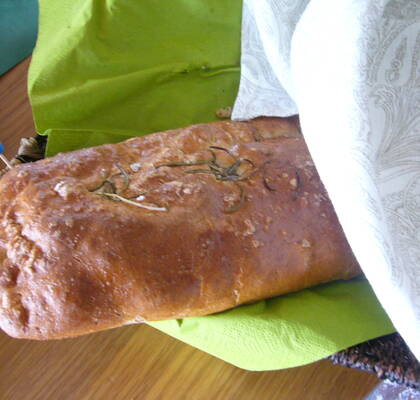 Stort bröd med fetaost  och tomatfyllning