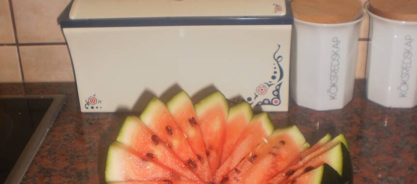 Fruktfylld melon med mandelgrädde