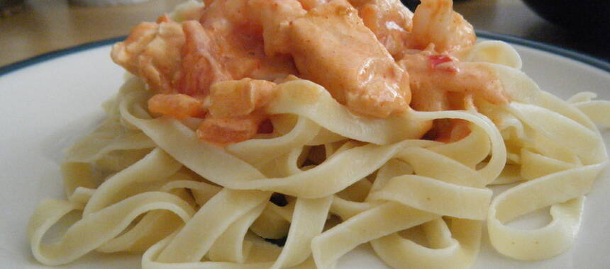 Kryddig lax och räkgryta med pasta