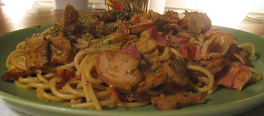 Snabb spagetti med bacon, svamp och färska tomater