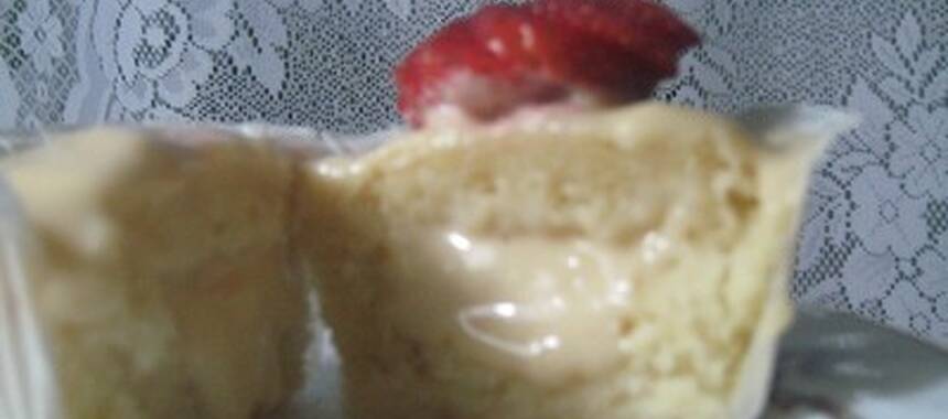 Vaniljcupcake med dulce de leche fyllning och frosting