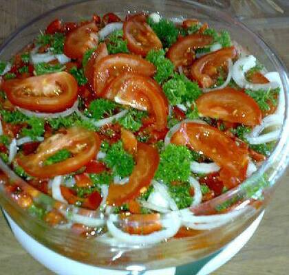 Gills tomatsallad med lök, vitlök och örter