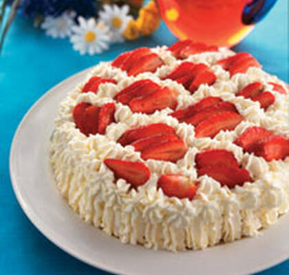 Midsommartårta med jordgubbar och vaniljkräm