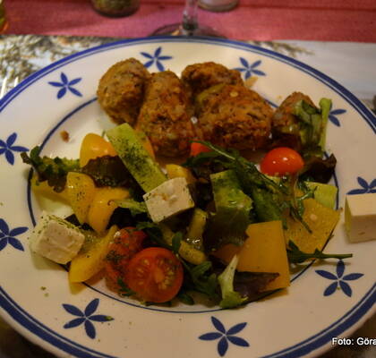 Grekiska köttbullar med grönsallad och fetaost