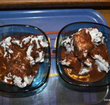 Vanilla & chocolate med saltrostade mandlar och varm chokladsås