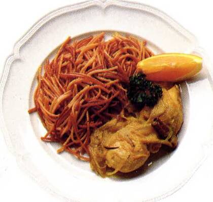 Kycklingbröst med curry och stekt spagetti