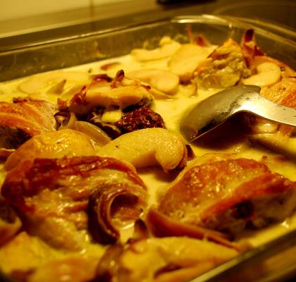 Baconlindad, fylld kyckling med pesto, soltorkade tomater och parmesanost