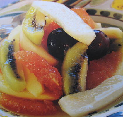 Fruktsallad med varm körsbärssås