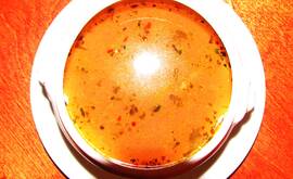 Het thailändsk soppa med bläckfisk och scampi