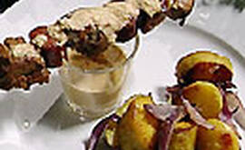 Fläskfiléspett med potatis och jordnötssås