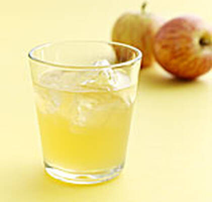Drink med rom och äppeljuice