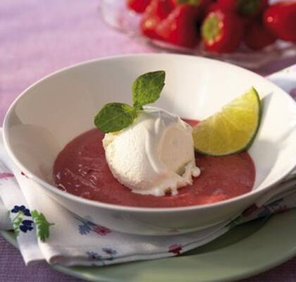 Oatlyglass med fluffig jordgubbs- och limesås
