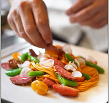 Spaghetti med salami, bakade tomater och buffelmozzarella