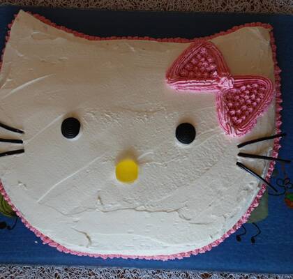 Hello Kitty tårta kombinerad med prinsesstårta