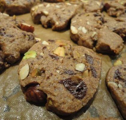Chocolate chip cookies med mörk choklad, hassel- och pistagenötter