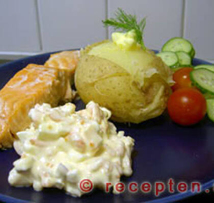 Laxfilé med bakad potatis samt ägg- och räkröra