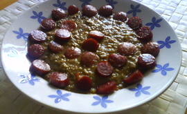 Purjo- och potatissoppa med röda linser och korvslantar