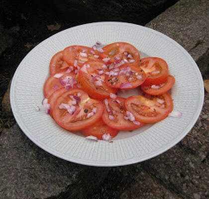 Tomatsallad med rödlök och balsamvinäger