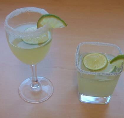 Svalkande dryck med lime och citrongräs