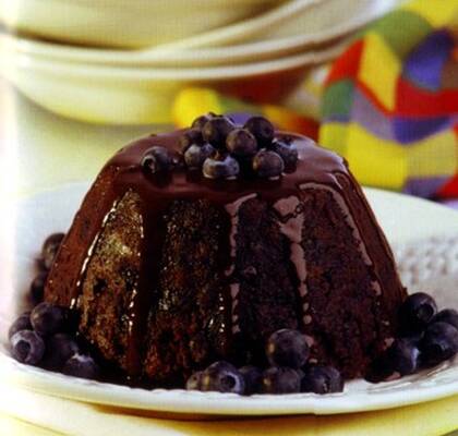 Chokladpudding med blåbär och romsås
