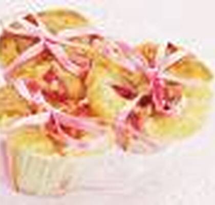 Muffins med jordgubbar, lemoncurd & vit choklad.