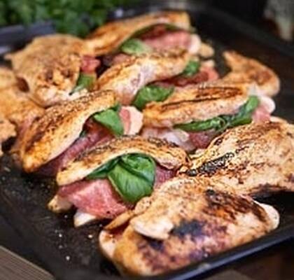 Salami- och fetaostinbakad kycklingfilé