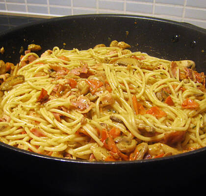Snabb spagetti med bacon, svamp och färska tomater