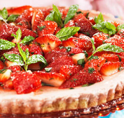Cheesecake med myntamarinerade jordgubbar