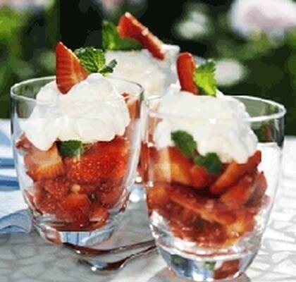 Marinerade jordgubbar med mandelvisp