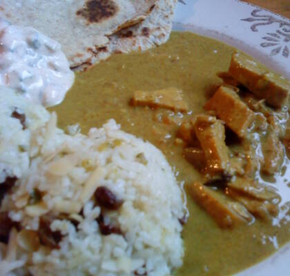 Indisk kycklingcurry med chapatibröd och kryddigt ris