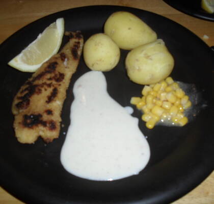 Panerad torskfilé med kokt potatis och vitpepparsås