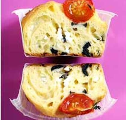 Dinkelmuffin med fetaost, oliver och tomat