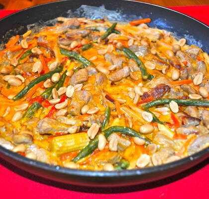 Thaiwok med risnudlar och jordnötter.