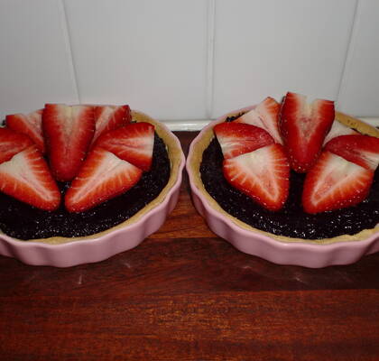 Smördegspaj med blueberry curd och färska jordgubbar