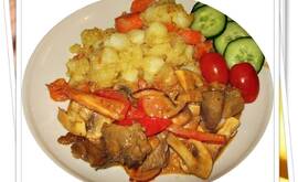 Ugnsgratinerad kött- och champinjongryta med stekta potatisar och morötter