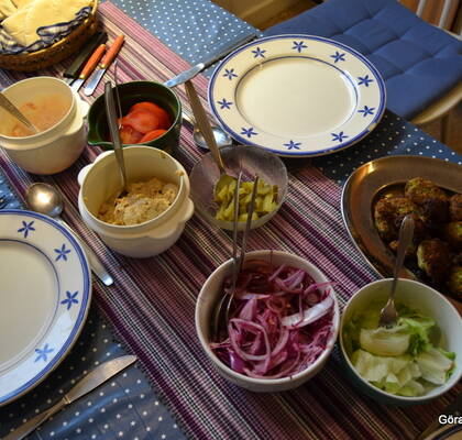 Falafel med hummus, yoghurtdressing och picklad rödlök