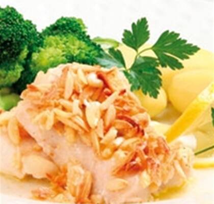 Mandelfisk med kokt potatis och broccoli