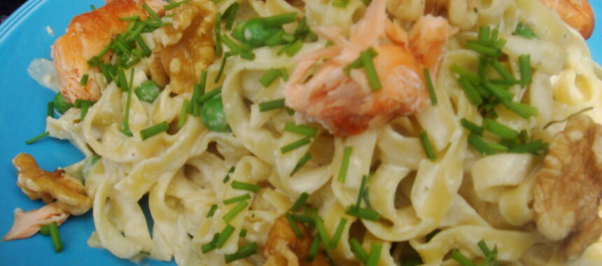 Ädelostsås, pasta och lax