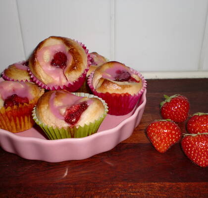 Mini jordgubb- och vaniljbullar med glasyr!
