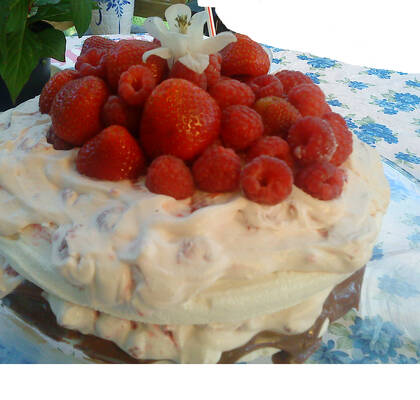 Marängtårta med mjölkchokladtryffel,hallongrädde och färska jordgubbar