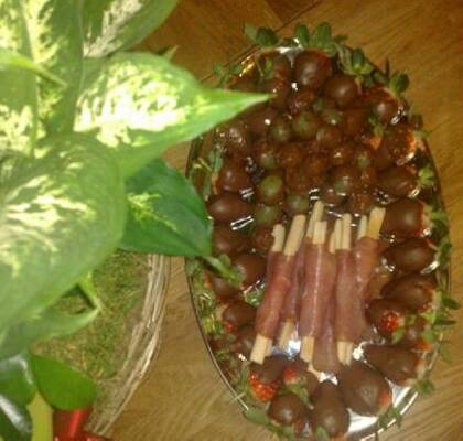 Chokladdoppade jordgubbar & vinddruvor med parmaskinkalindad grissini