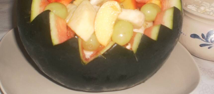 Fruktfylld melon med mandelgrädde