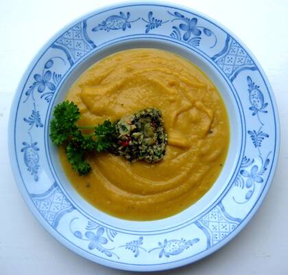 Mikkans söta soppa toppad med stark pesto