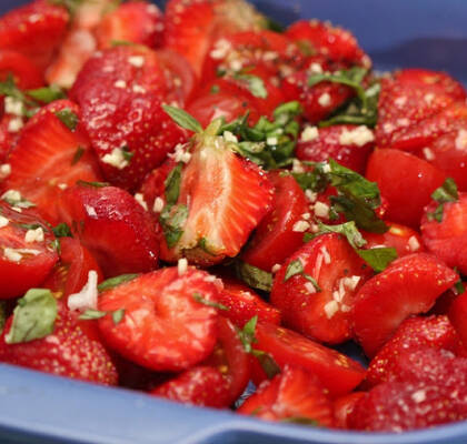 Tomat och jordgubbssallad