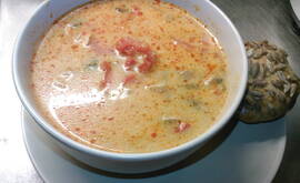 Het kyckling soppa med curry