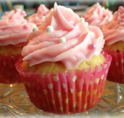 Vaniljcupcakes med hallonfyllning och rosa frosting