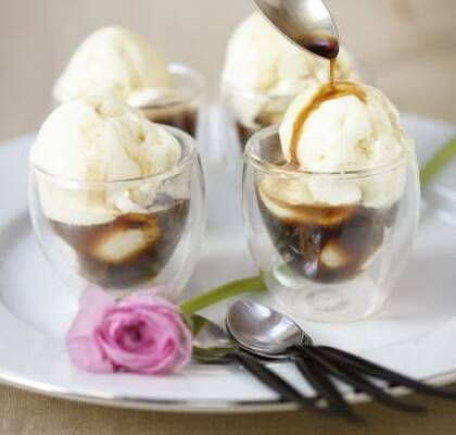Kaffefrestelse med marshmallows och vaniljglass