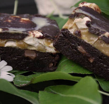 Kladdiga brownies med kola, marshmallows och chokladtryffel