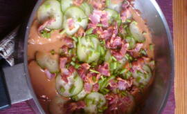 Fläskfilepanna med gurka, gräslök och bacon
